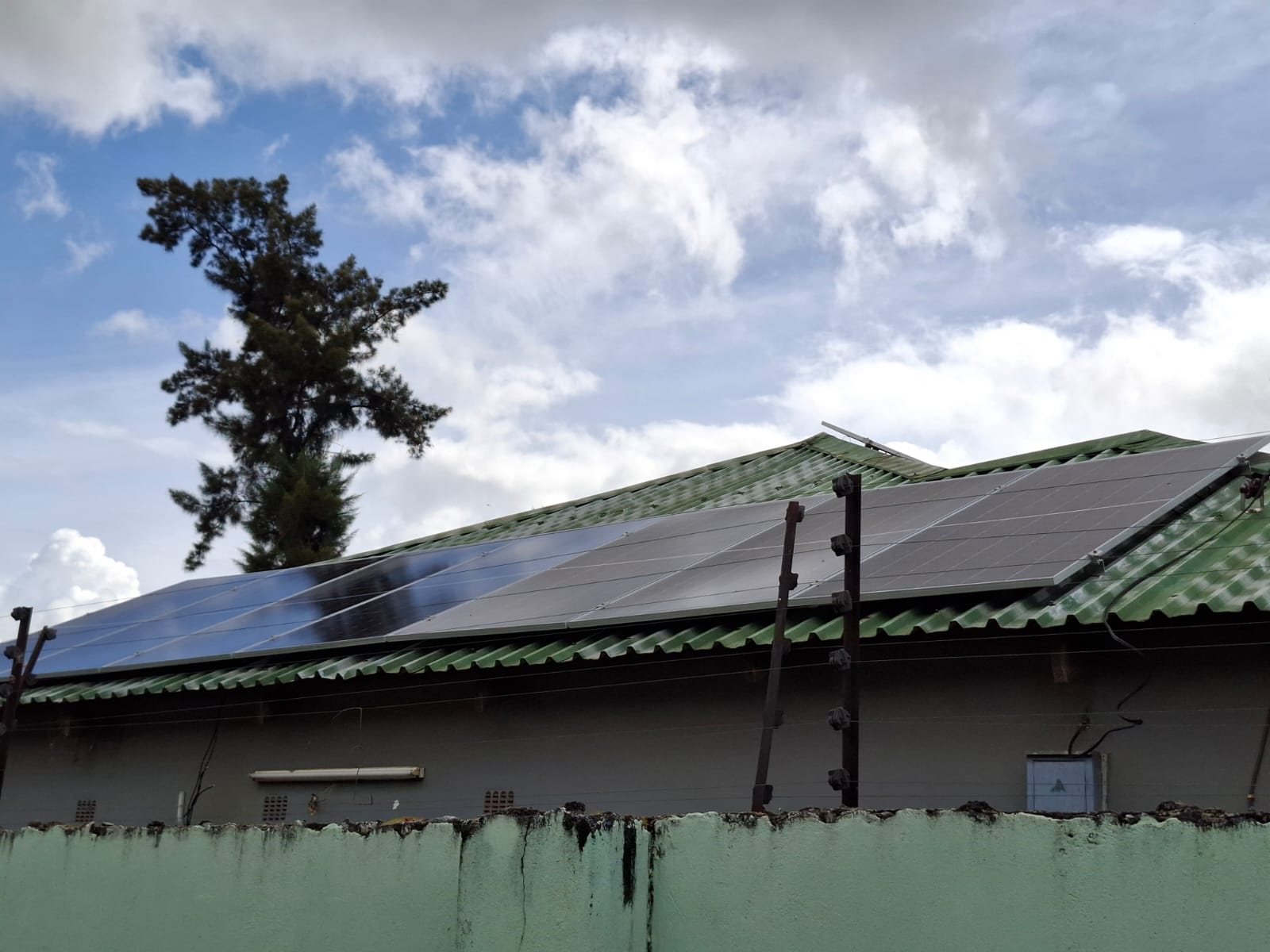 Residential rooftop solar panel array